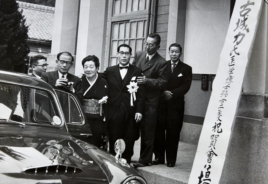 表彰を受けた三代目とご家族の記念写真